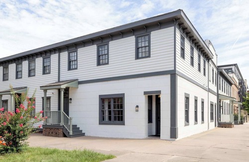 Old West Broad Neighborhood Condo | Townhome Combo Near Forsyth Park | Parking