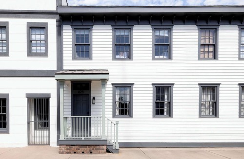 Old West Broad Neighborhood Condo | Townhome Combo Near Forsyth Park | Parking