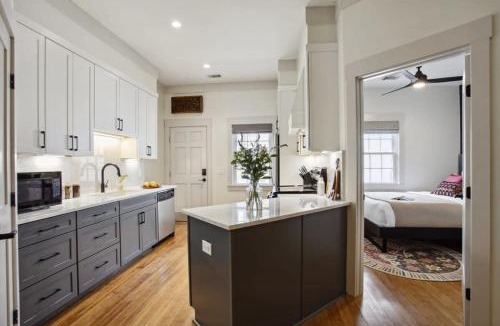 Old West Broad Neighborhood House | Townhome Combo Near Forsyth Park Parking