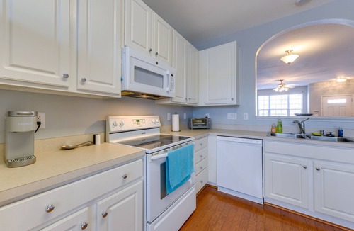 Northwest Raleigh House | Townhome w/Community Pool: 11 Mi to Dtwn Raleigh!