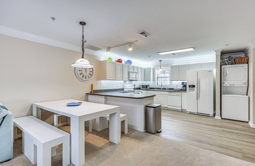 White Lake House | Townhome w/Outdoor Pool & White Lake Access!