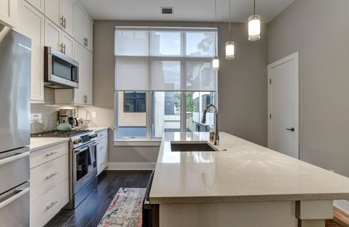East End - Valley Street Apartment | Townhome with Large Rooftop Terrace