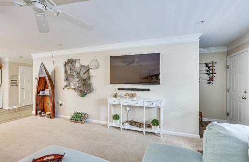White Lake House | Townhome with Outdoor Pool and White Lake Access!