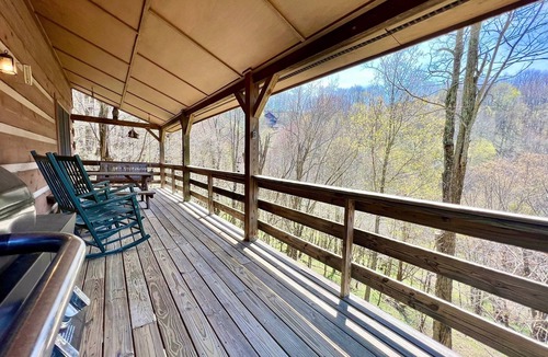 Zionville Cabin | Traders Gap - Hot Tub, Private Log Cabin, Wifi