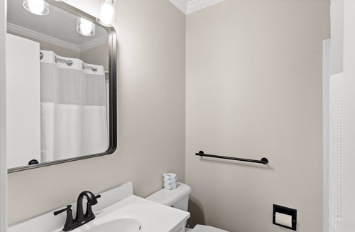 Carolina Beach Hotel | Traditional Queen Room Hotel- 2 Pools, Near Beach/Boardwalk, No Pets Allowed