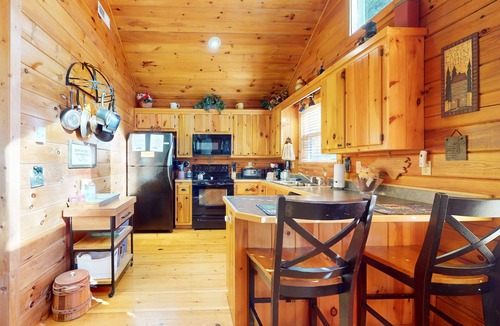 Murphy Cabin | Tranquil 2BR Cabin Retreat with Wifi, Full Kitchen and Pet Friendly