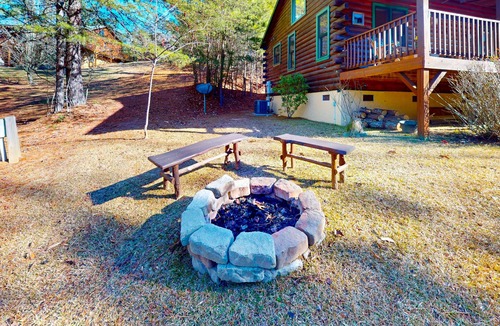 Murphy Cabin | Tranquil 2BR Cabin Retreat with Wifi, Full Kitchen and Pet Friendly