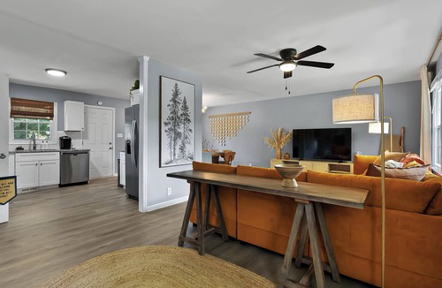 East Raleigh House | Tranquil and comfy 4-bedroom house- games, grill, yard in Raleigh!