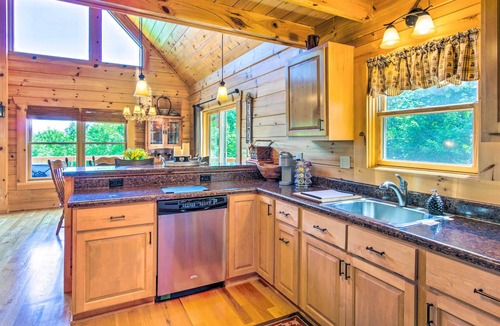 Vein Mountain Cabin | Tranquil Deck: Blue Ridge Mountain Retreat!