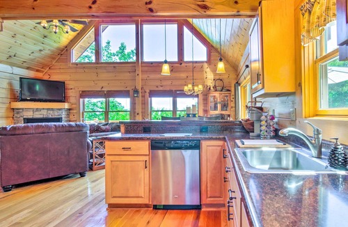Vein Mountain Cabin | Tranquil Deck: Blue Ridge Mountain Retreat!
