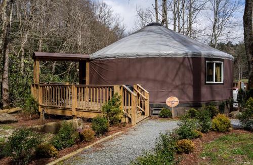 Topton Villa | Tranquil Haven Luxy Yurt - Creekside Glamping with Private Hot Tub