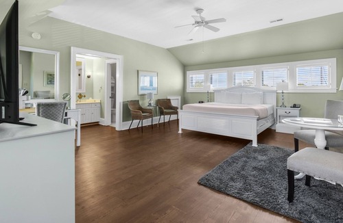 Historic Downtown Manteo Apartment | Tranquil House Inn - Downtown Waterfront Manteo - 1 King Large Premium Room 33