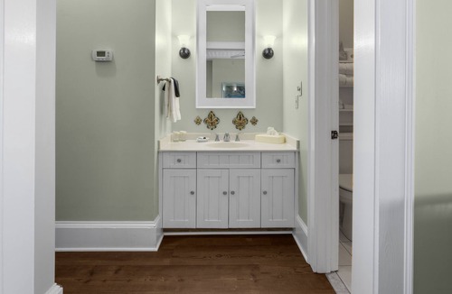 Historic Downtown Manteo Apartment | Tranquil House Inn - Downtown Waterfront Manteo - 1 King Large Premium Room 33