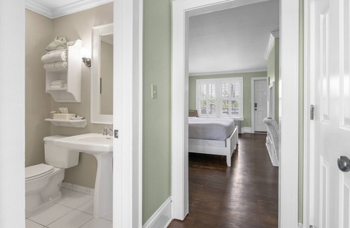 Historic Downtown Manteo Apartment | Tranquil House Inn - Downtown Waterfront Manteo - 1 King Premium Room 21