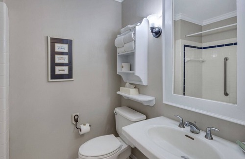Historic Downtown Manteo Apartment | Tranquil House Inn - Downtown Waterfront Manteo - 1 King Standard Room 26