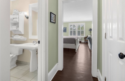 Historic Downtown Manteo Apartment | Tranquil House Inn - Downtown Waterfront Manteo - 1 King Standard Room 26