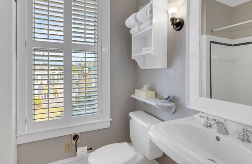 Historic Downtown Manteo Apartment | Tranquil House Inn - Downtown Waterfront Manteo - 1 Queen Premium Rm 13