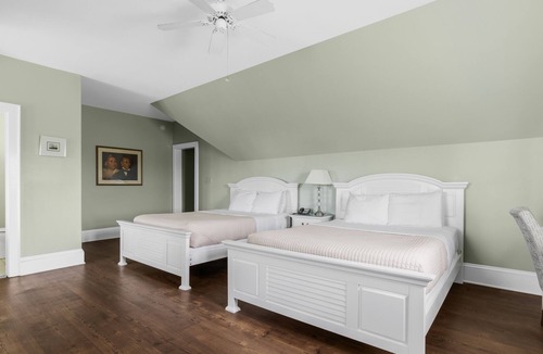Historic Downtown Manteo Apartment | Tranquil House Inn - Downtown Waterfront Manteo - 2 Queens Large Premium Rm 36