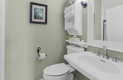 Historic Downtown Manteo Apartment | Tranquil House Inn - Downtown Waterfront Manteo - 2 Queens Large Premium Rm 36
