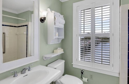 Historic Downtown Manteo Apartment | Tranquil House Inn - Downtown Waterfront Manteo - 2 Queens Premium Room 22