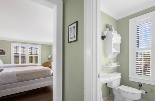 Historic Downtown Manteo Apartment | Tranquil House Inn - Downtown Waterfront Manteo - 2 Queens Premium Room 22