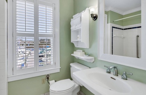 Historic Downtown Manteo Apartment | Tranquil House Inn - Downtown Waterfront Manteo - 2 Queens Premium Room 23