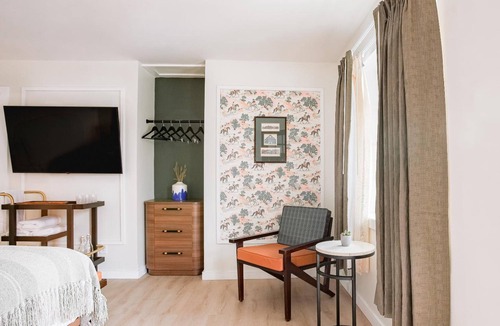 Talbot's Corner Hotel | Tranquil Nashville Room | Mid-Century Modern Vibe | Pool Access & Free Parking