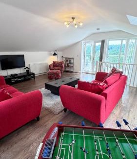 High Bickington House | Tranquil North Devon Lodge - 2BR, Countryside Views & Pool, High Bickington close to Umberleigh, Barnstaple, Bideford & Westward Ho