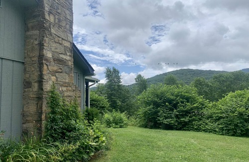 Todd House | Tranquil Paradise at Rich Mountain- Creek, birds and 15 Mins to Boone!