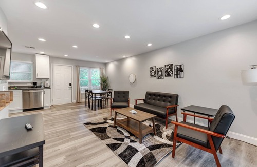 Villa Heights House | Tranquil townhome with AC in NoDa Charlotte