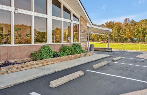 Four Oaks Hotel | TRAVELER'S INN