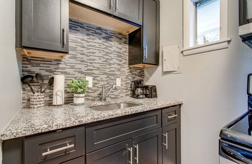 Melrose Apartment | Traveler's Pad 3 Miles From Downtown Braodway!