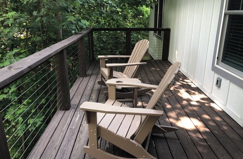 Valley Hill House | Tree-Top 1-Bed Cottage, 3.5 miles to Downtown Hendersonville
