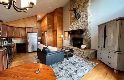 Bryson City Cabin | Treehouse A - A Suite Getaway for Two