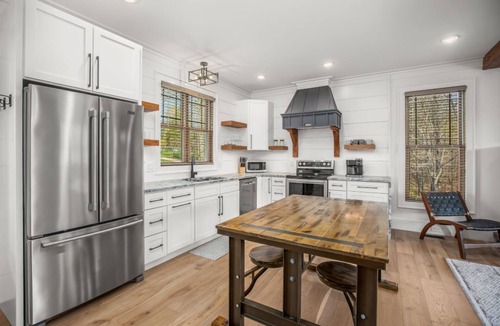 King House | Treetop - 3 King Suites- sister property next door #1559015