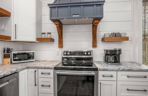 King House | Treetop - 3 King Suites- sister property next door #1559015