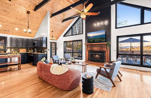Brevard Cabin | Treetop Lakehouse: Pvt Lake/Sauna/HotTub/Games