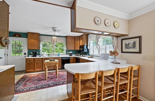 Black Mountain House | Treetop Montreat Cabin w/Creek-20 min to Asheville
