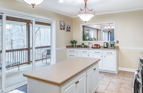 Northwest Raleigh House | Treetops by ARRAY | 3 King + 3 Queen | 7 Acres | Private Pond