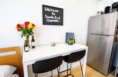 Charlotte Apartment | Trendy Southend Studio