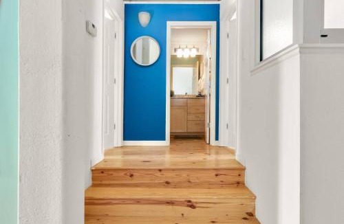 Downtown Apartment | Trifecta 2BR Free Parking Modern Superhost