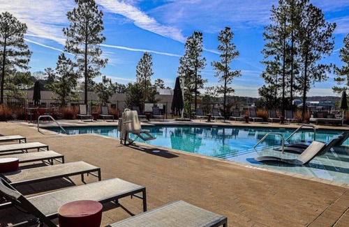 Chapel Hill Apartment | Trilogy 218 · *Luxury King Bed Suite - for 4 w/Parking|Gym|Pool