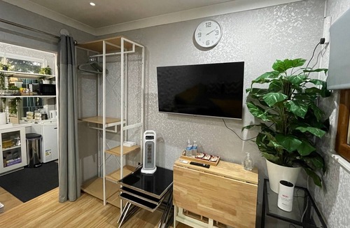 Newcastle-upon-Tyne Cabin | Tropical Style House Near Newcastle City Centre