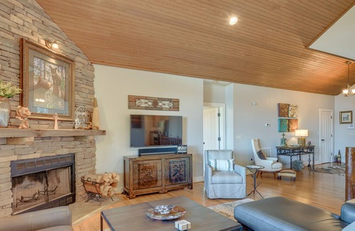 Bear Lake Reserve House | Tuckasegee Home w/ Private Hot Tub & Pool Table!