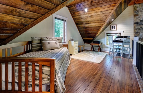Glenville House | Tulip Pond - Beautiful Home on Tranquil Pond in Chinquapin