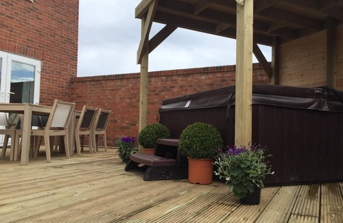 Seahouses House | Tumbler Rocks Retreat Luxury family beach retreat with Hot Tub 150 m to beach.