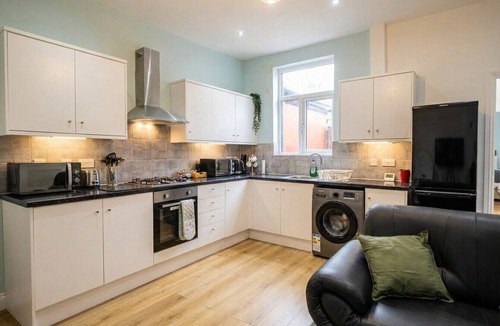 Manchester Apartment | Two-bedroom base with wifi, Ethernet and easy access