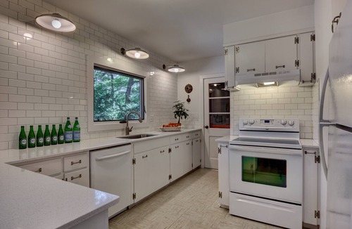 Highlands House | TWO BLOCKS FROM MAIN ST.! 5 BDRM/3 BA, WiFi. HD.
