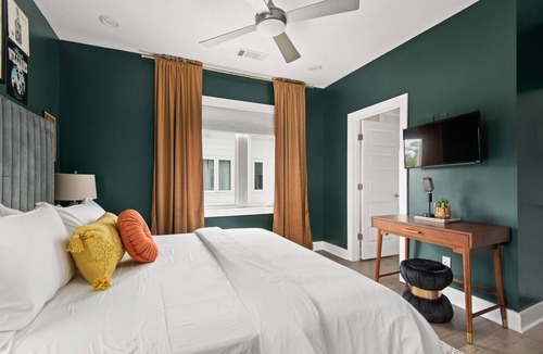 East Hill House | Two King Suites|4 miles to Broadway|Free Parking