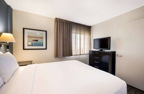 Brentwood Hotel | Two Relaxing Suites with Full Kitchens l Close to Nashville Zoo & Nature Trail
